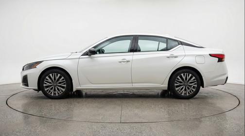 Glacier White 2025 Nissan Altima SV FWD