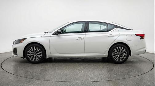 Glacier White 2025 Nissan Altima SV FWD