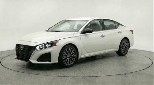Glacier White 2025 Nissan Altima SV FWD