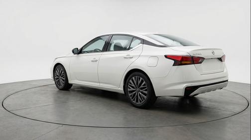 Glacier White 2025 Nissan Altima SV FWD