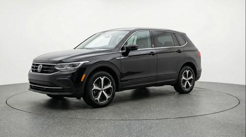 Deep Black Pearl 2026 Volkswagen Tiguan 2.0T SE