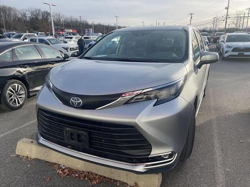 2024 Toyota Sienna XLE