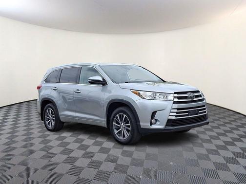 Celestial Silver Metallic 2018 Toyota Highlander XLE