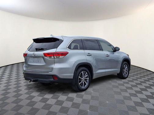 Celestial Silver Metallic 2018 Toyota Highlander XLE