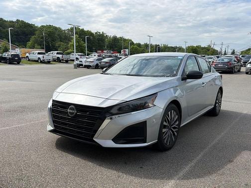 Brilliant Silver Metallic 2024 Nissan Altima 2.5 SV