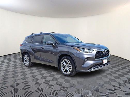 Magnetic Gray Metallic 2023 Toyota Highlander Platinum