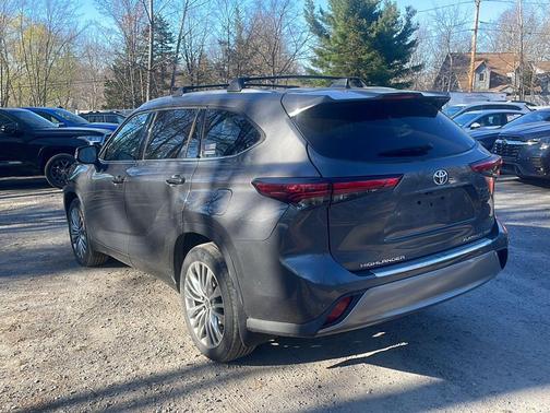 Magnetic Gray Metallic 2023 Toyota Highlander Platinum