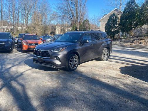 Magnetic Gray Metallic 2023 Toyota Highlander Platinum