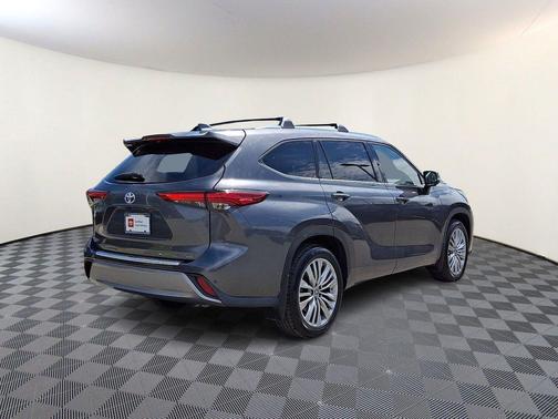 Magnetic Gray Metallic 2023 Toyota Highlander Platinum