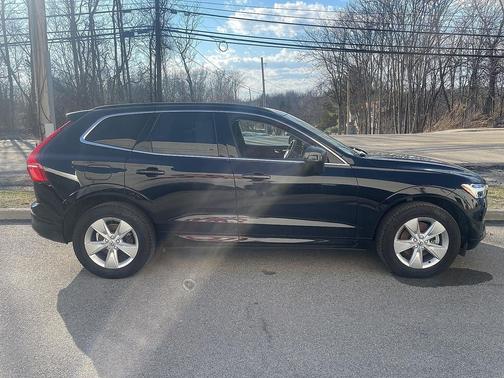 2022 Volvo XC60 B5 Momentum