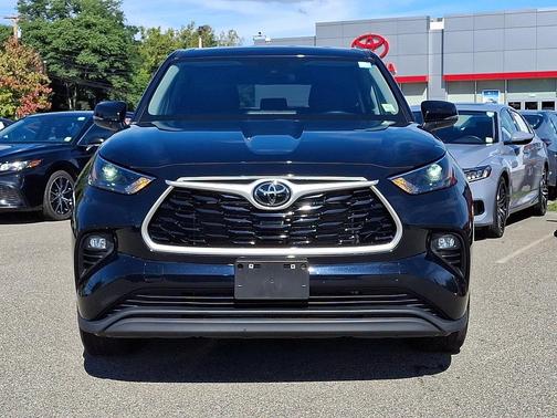 Midnight Black Metallic 2023 Toyota Highlander LE