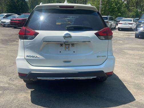 Glacier White 2017 Nissan Rogue SV