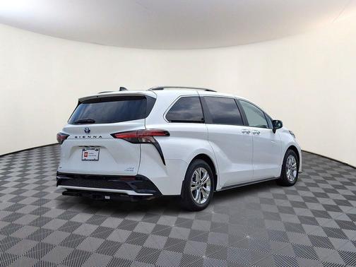 Ice Cap 2023 Toyota Sienna XSE 7 Passenger