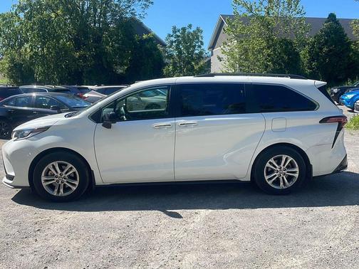 Ice Cap 2023 Toyota Sienna XSE 7 Passenger