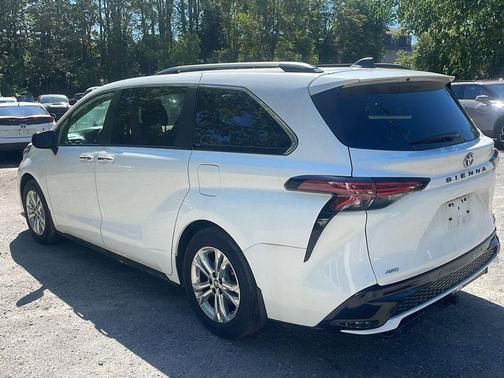 Ice Cap 2023 Toyota Sienna XSE 7 Passenger