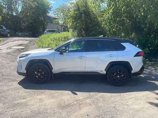 Wind Chill Pearl/Midnight Black Metallic 2024 Toyota RAV4 Hybrid SE