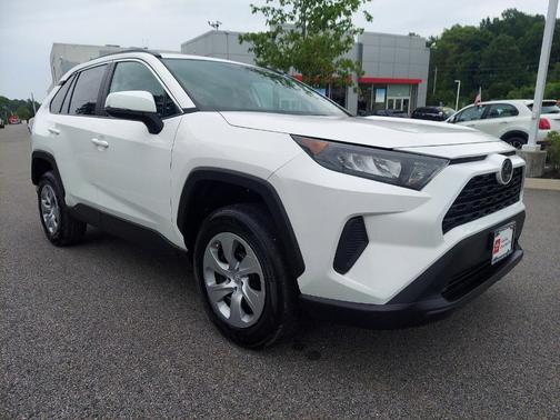Photo 3 of 26 of 2019 Toyota RAV4 LE