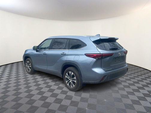 Moon Dust 2023 Toyota Highlander XLE