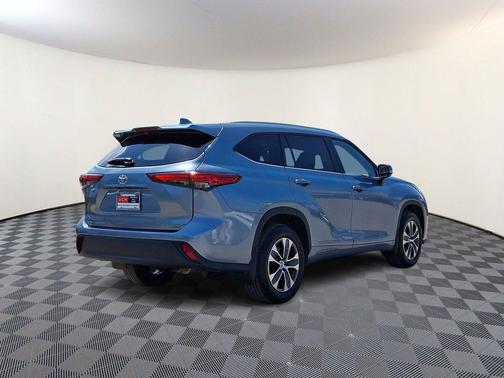 Moon Dust 2023 Toyota Highlander XLE