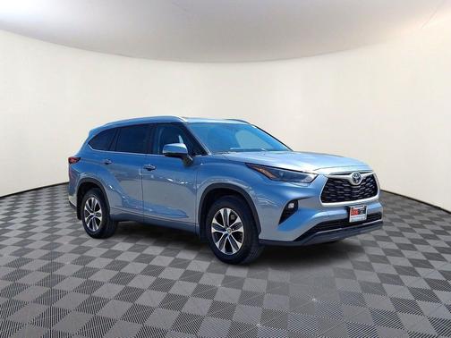 Moon Dust 2023 Toyota Highlander XLE