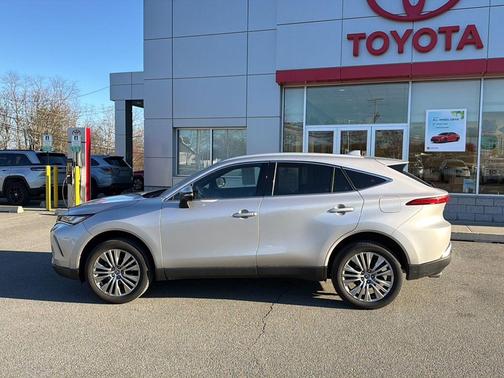 Titanium Glow 2023 Toyota Venza XLE