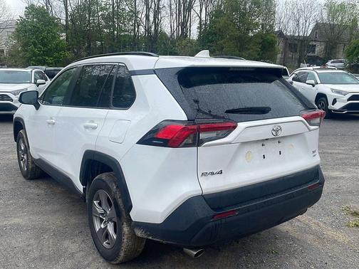 Ice Cap 2024 Toyota RAV4 XLE