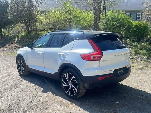 Crystal White Metallic 2022 Volvo XC40 T5 R-Design