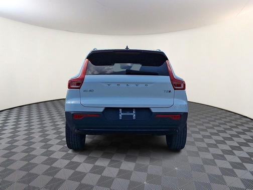 Crystal White Metallic 2022 Volvo XC40 T5 R-Design