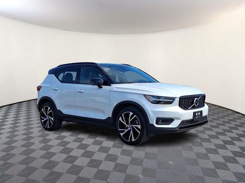 Crystal White Metallic 2022 Volvo XC40 T5 R-Design