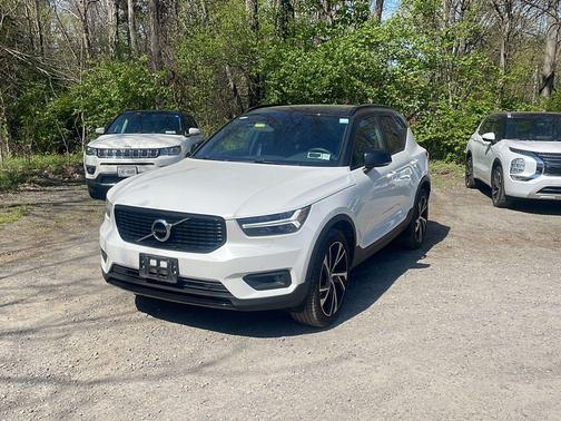 Crystal White Metallic 2022 Volvo XC40 T5 R-Design