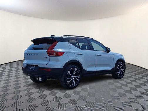 Crystal White Metallic 2022 Volvo XC40 T5 R-Design