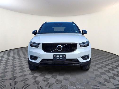 Crystal White Metallic 2022 Volvo XC40 T5 R-Design