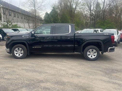 Onyx Black 2024 GMC Sierra 1500 SLE