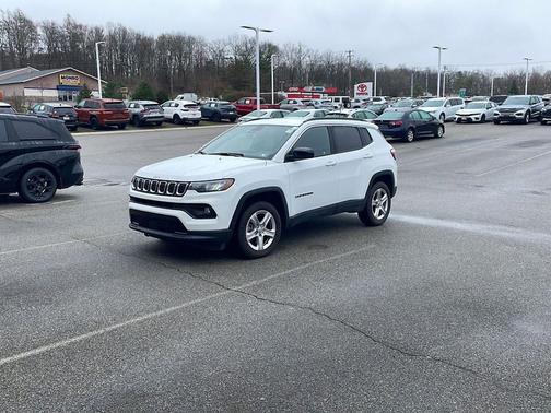 Bright White Clearcoat 2023 Jeep Compass Latitude