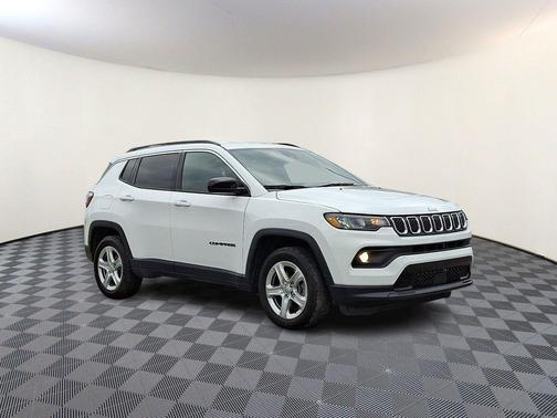 Bright White Clearcoat 2023 Jeep Compass Latitude
