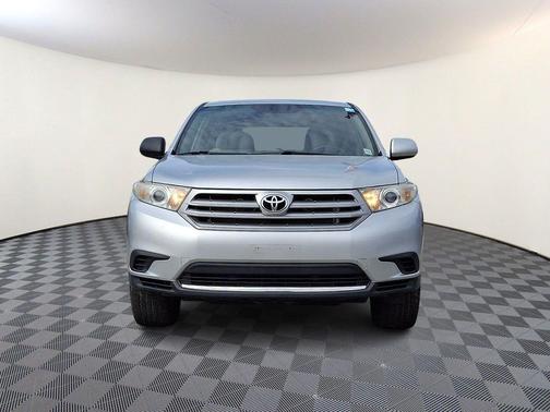 Classic Silver Metallic 2013 Toyota Highlander SE