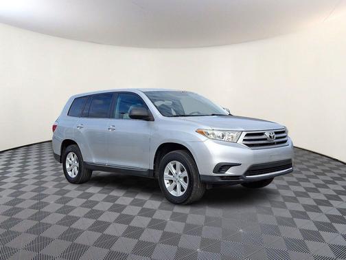 Classic Silver Metallic 2013 Toyota Highlander SE