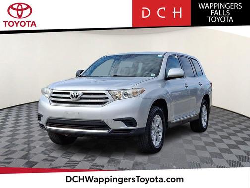 Classic Silver Metallic 2013 Toyota Highlander SE
