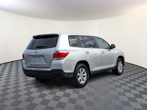 Classic Silver Metallic 2013 Toyota Highlander SE