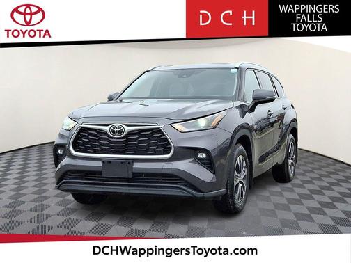 Magnetic Gray Metallic 2022 Toyota Highlander XLE