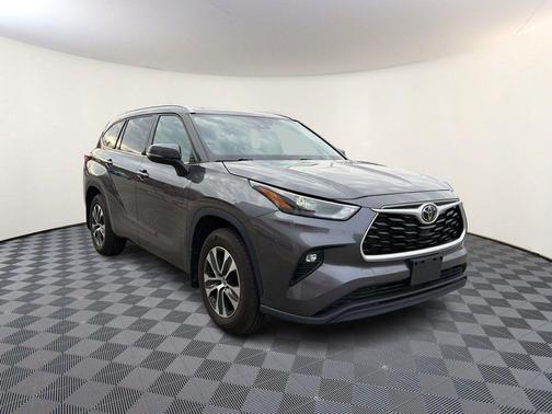 Magnetic Gray Metallic 2022 Toyota Highlander XLE