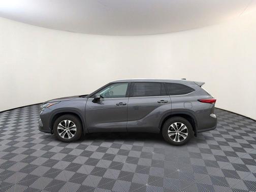 Magnetic Gray Metallic 2022 Toyota Highlander XLE