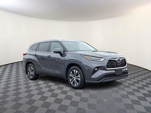 Magnetic Gray Metallic 2022 Toyota Highlander XLE