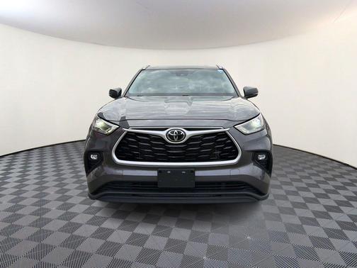 Magnetic Gray Metallic 2022 Toyota Highlander XLE