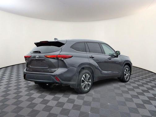 Magnetic Gray Metallic 2022 Toyota Highlander XLE