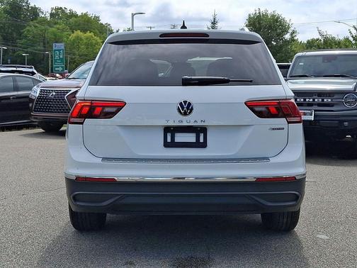 Platinum Gray Metallic 2024 Volkswagen Tiguan 2.0T Wolfsburg Edition