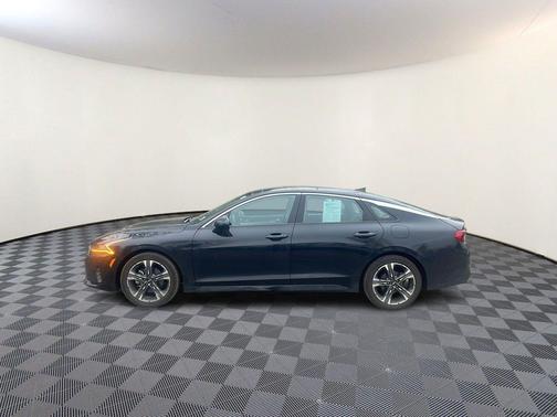 Ebony Black 2022 Kia K5 EX