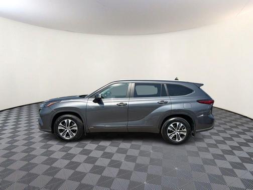Magnetic Gray Metallic 2023 Toyota Highlander Hybrid XLE