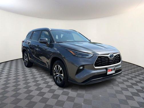 Magnetic Gray Metallic 2023 Toyota Highlander Hybrid XLE