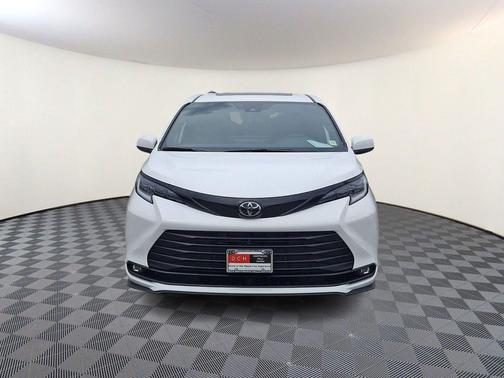 0040 2026 Toyota Sienna Woodland Edition